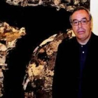 El artista Andrés Alén posa junto a una de sus obras