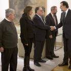 Mariano Rajoy se reúne en La Moncloa con la Asociación de Víctimas del Yak-42. DIEGO CRESPO
