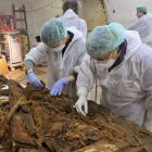 Dos antropólogas diseccionan los restos encontrados.