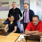 El profesor José Antonio de Paz y tres colaboradores de Ciencias Biomédicas.