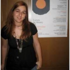 Diana Rodríguez junto al cartel de los cursos de verano de la ULE