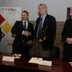 Miguel Rego y Anthony Geist sellan el acuerdo con un apretón de manos en presencia de Silván. RAMIRO