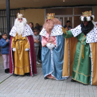 Los Reyes Magos, ayer en el local parroquial de Santiago Apóstol, en Flores del Sil. M. MACÍAS
