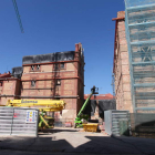 El edificio permanece apuntalado mientras continúan las obras de rehabilitación.