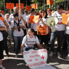 Los voluntarios de Cruz Roja San Andrés protagonizaron ayer en León una concentración para reivindicar el futuro de su sede.