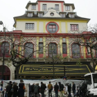 Numerosas personas se concentran ante la sala de fiestas Bataclan, durante un homenaje a las víctimas de los atentados del 13-N en París, el pasado 27 de noviembre.