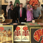 Miembros de Why?, de Luisillo, Abandono y Araña, junto al edil de Fiestas y el artista Toño García. A.V.