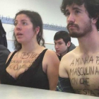 Protesta de estudiantes ante el profesor Luciano Méndez por los supuestos comentarios sexistas que dirigió a una estudiante.