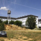 Una vista de las dependencias que ocupó el seminario de La Bañeza, convertido hace años en residencia geriátrica. RAMIRO