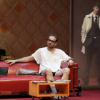 Una escena de ‘Tócala otra vez, Sam’, con el neurótico Allan, que interpreta Luis Merlo y Javier Martín como Bogart.
