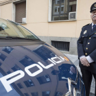 Manuel Cabello posa junto a un coche policial para la entrevista concedida con motivo de su retirada. R. GARCÍA