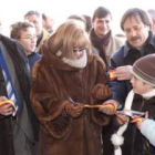 Isabel Carrasco, Lupicinio Rodrigo y Agustín Paniagua, en la ceremonia de corte de cinta