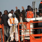 Un grupo de migrantes desembarca en el puerto de Málaga, el pasado sábado. /