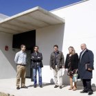 El alcalde, Manuel García, en el centro, junto al arquitecto y tres concejales de su grupo de Gobierno.