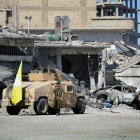 Combatientes de las Fuerzas de Siria Democratica vigilan el centro de la localidad siria de Al Raqa, el 18 de octubre de 2017.