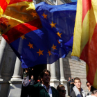 Los Mossos desalojan a Álvaro de Marichalar de la Plaza Sant Jaume.