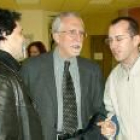 Los ganadores Jon Obeso (izquierdo) y Jorge Rivera junto al escritor y académico Luis Mateo Díez