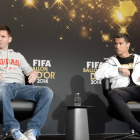 El delantero argentino del FC Barcelona, Lionel Messi (izda), y el protugués del Real Madrid, Cristiano Ronaldo, nominados al Balón de Oro, ofrecen una rueda de prensa antes de la gala de la FIFA que se celebra hoy en Zúrich, Suiza.