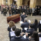 La Sinfónica de Soria despidió con música al maestro leonés Odón Alonso.