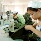Unas mujeres trabajan en una fábrica de ropa en la ciudad de Huaibei, al este de China