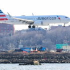 Un Boeing 737 Max 8 de la compañía American Airlines a punto de aterrizar en el aeropuerto de LaGuardia en Nueva York.