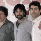 El director Mateo Gil entre los actores Stephen Rea y Eduardo Noriega.