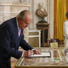 El Rey Juan Carlos, en presencia de la Reina Sofía, ayer durante la firma de la ley orgánica.