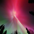 Una aurora, resultado de una tormenta solar, sobre los cielos de Kenai, en Alaska.