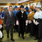 La entrada. El rector, Juan Francisco García Marín, con su birrete negro, accede al salón acompañado del presidente del Consejo Social, Javier Cepedano, iniciando los actos de la festividad de San Isidoro, patrón de la Universidad de León