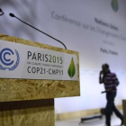 Preparativos para el buen funcionamiento de la cumbre del clima en el salón plenario del recinto ferial de Le Bourget, en París.