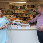 La edil de Cultura, María Antonia Gancedo, presentó ayer la feria junto al librero José Suárez. LDM