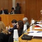 El alcalde escucha cómo Gancedo defiende una moción sobre violencia de género.