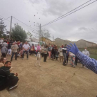 Imagen del tradicional reparto de avellanas de ayer. MEDINA