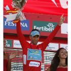 El ciclista italiano Nibali ya viste el maillot rojo de líder de la Vuelta a España.