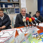 José Antonio Fierro, en el centro, ayer en la sede de Ambi. LDM
