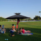 Un grupo de gente disfrutando de las instalaciones de las piscinas de Gordoncillo. MEDINA