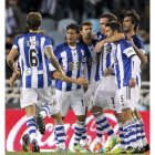 Los jugadores de la Real felicitan a Vela tras su gol.