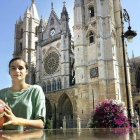 Ángela, con un balón delante de la Catedral de León.