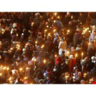 Cientos de personas con antorchas recorren las calles de L'Aquila un año después del terremoto, ayer