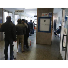 Cerca de las dos de la tarde de ayer la cola en citaciones llegaba hasta la puerta de entrada al centro de salud ponferradino.