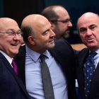 Sapin, Moscovici y Guindos, en Bruselas, durante la reunión del Eurogrupo del lunes..
