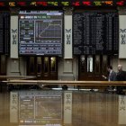 Monitor informativo en la Bolsa de Madrid que muestra la cotización del principal indicador de la Bolsa española, el Ibex 35.