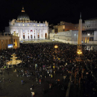 La plaza de San Pedro se llenó al final de la tarde para ver la fumata negra.