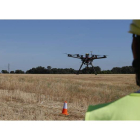 Foto de archivo de un trabajo de control de instalaciones realizado con un dron en una zona agrícola de la provincia de León. RAMIRO