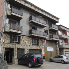 Imagen de la nave en el barrio ponferradino de Flores del Sil, ayer, tras el incendio. L. DE LA MATA