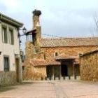 La imagen, de archivo, muestra una calle de Murias de Rechivaldo con la iglesia al fondo