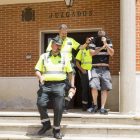 El detenido, a la salida de los juzgados. FERNANDO OTERO