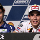 Marc Márquez y, detrás, Valentino Rossi, durante la rueda de prensa previa al GP de Malasia, en Sepang.