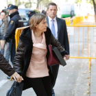 La presidenta del Parlament, Carme Forcadell, a su llegada hoy al Tribunal Supremo donde el juez Pablo Llarena la interrogará hoy junto a cinco miembros de la Mesa de la Cámara por la declaración unilateral de independencia de Cataluña