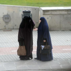 Dos musulmanas vestidas con el burka.